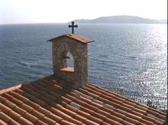 La petite chapelle ND du Cap Falcon domine l'anse M�jean