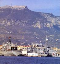 Le mont Faron avec la rade et les bateaux deguerre
